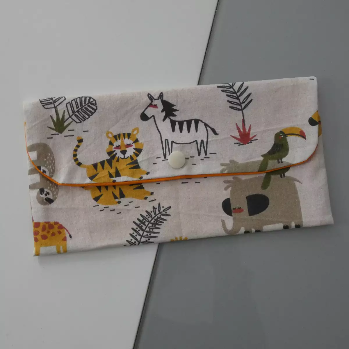 Pochette Tiaki motif animaux de la savane