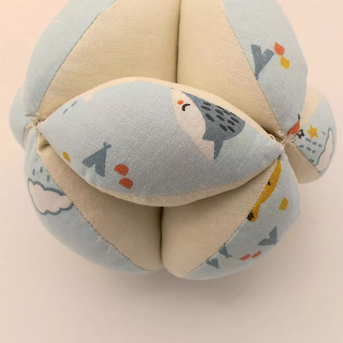 Balle que bébé adore motif tentes et animaux